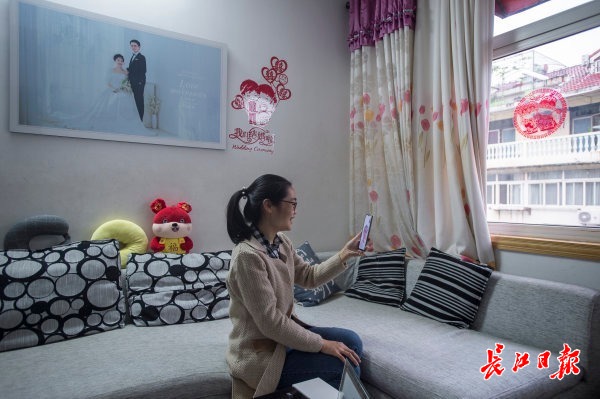 10月14日下午5点多,龙飘下班回家后,与爱人周小龙视频通话,晚上她就要回老家汉川准备婚礼。记者胡冬冬 摄