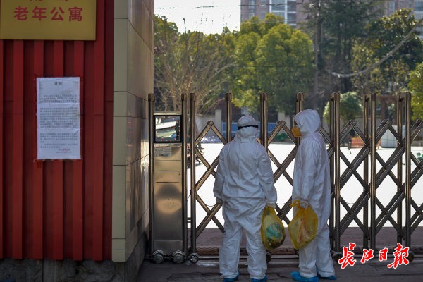 王秀红和龙飘身着防疫装备,来到随州街一家养老院为一位老人做治疗。记者胡冬冬 摄