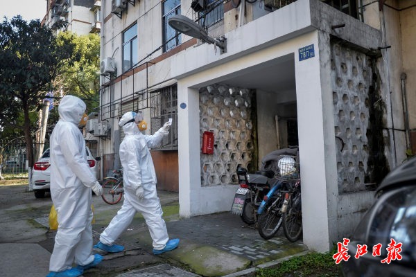 王秀红和龙飘身着防疫装备,上门给病患做治疗。记者胡冬冬 摄
