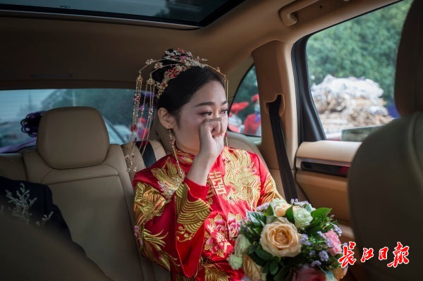 10月18日上午,龙飘坐上婚车,告别父母。记者胡冬冬 摄