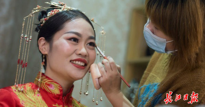 曾逆行出诊登门入户，武汉女护士婚礼延期200多天后今出嫁