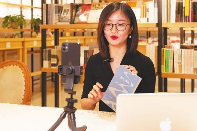 在黑龙江哈尔滨某书店,工作人员录制短视频荐书。新华社发