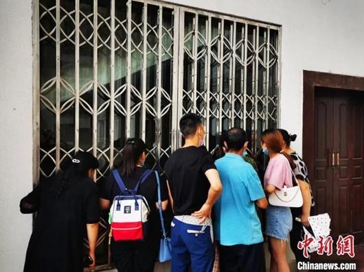 没能进入现场旁听,群众站在审判庭外关注案件庭审
