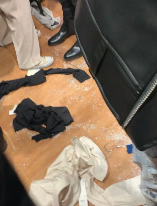 现场一片混乱,满地玻璃渣