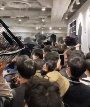 截自社交媒体视频,广播里播报着日语