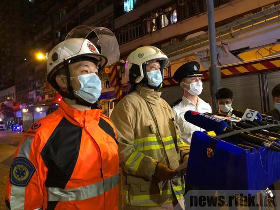 消防处九龙南助理区长张广源(中)称,火灾现场位于唐楼一楼,并非劏房。图源港媒