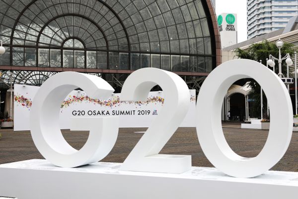 这是2019年6月27日在日本大阪拍摄的G20大阪峰会新闻中心入口处的标志。新华社