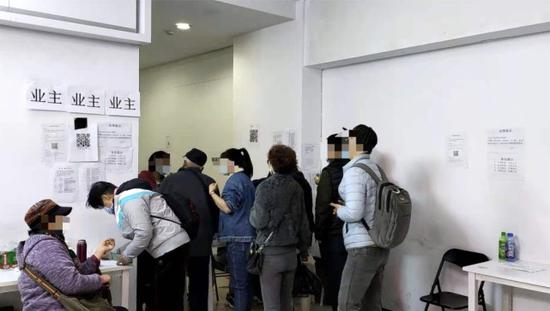 正在登记信息的业主们 来源:每经记者 王佳飞 摄