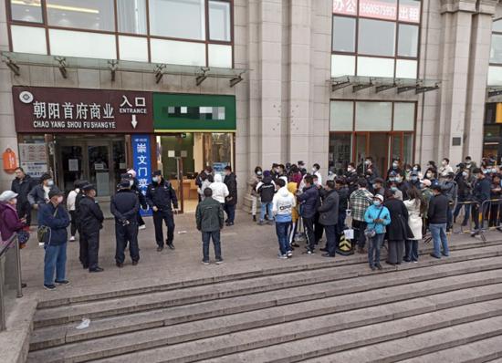 11月16日,北京蛋壳总部外的业主和租客们排起了长队 每经记者 王佳飞 摄