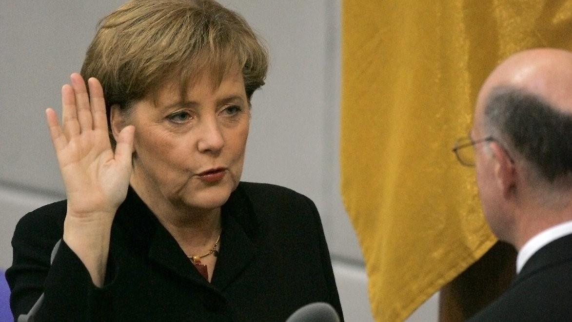 2005年11月22日,首次当选德国总理的默克尔宣誓就职