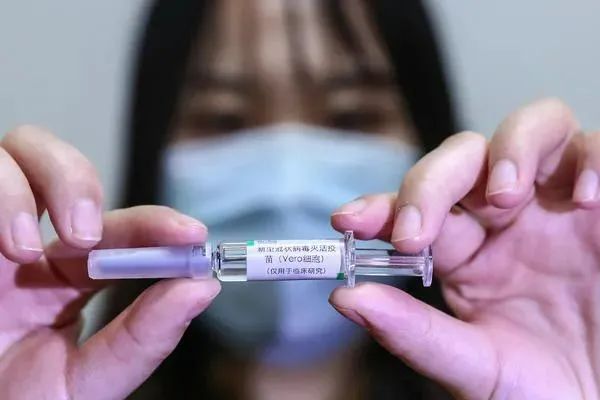 ▲资料图片:工作人员在国药集团中国生物新冠疫苗生产基地展示新型冠状病毒灭活疫苗样品。新华社发