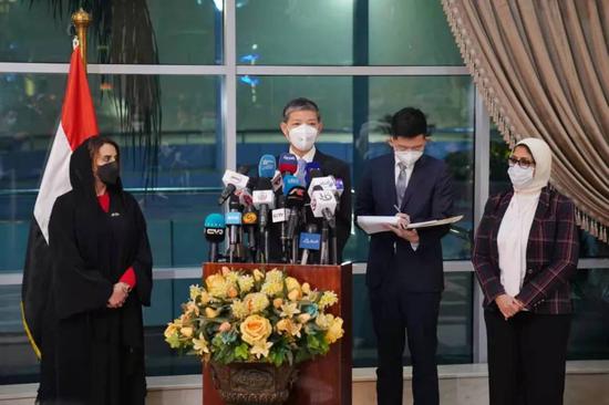 廖力强大使(左二)发表讲话,右一为埃及卫生与人口部长哈莱,左一为阿联酋驻埃及临时代办玛利亚。