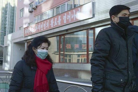 (图说:2020年12月15日,平壤街道标语“让我们自力更生,为自创的繁荣开辟道路”。图/Kyodo News)