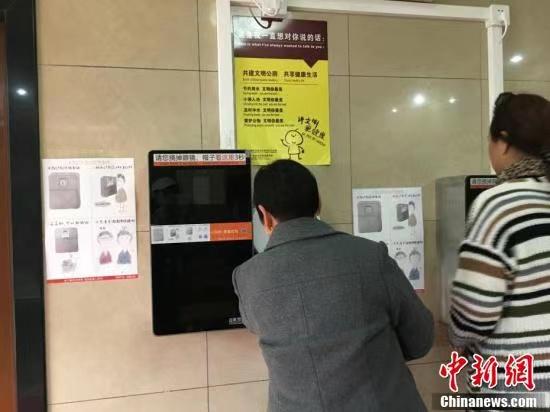 资料图:人脸识别取厕纸。翟璐 摄