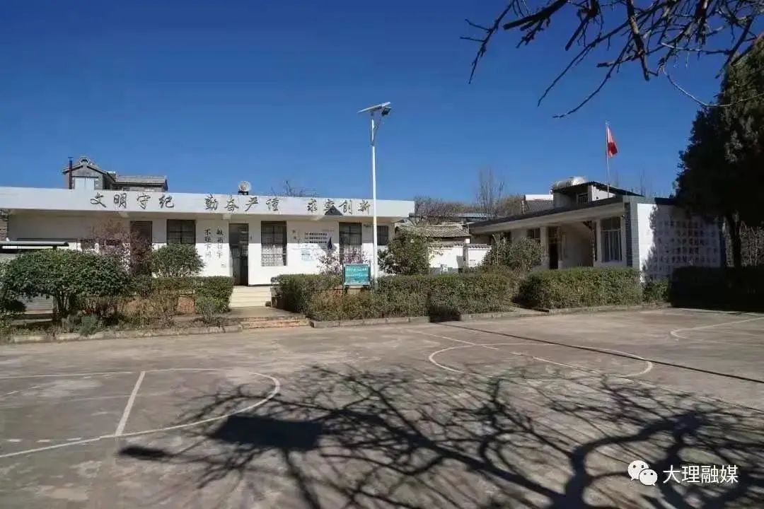 进校门之后映入眼帘的是一排平房,有三个房间,从左到右依次是厨房、活动室和教室。