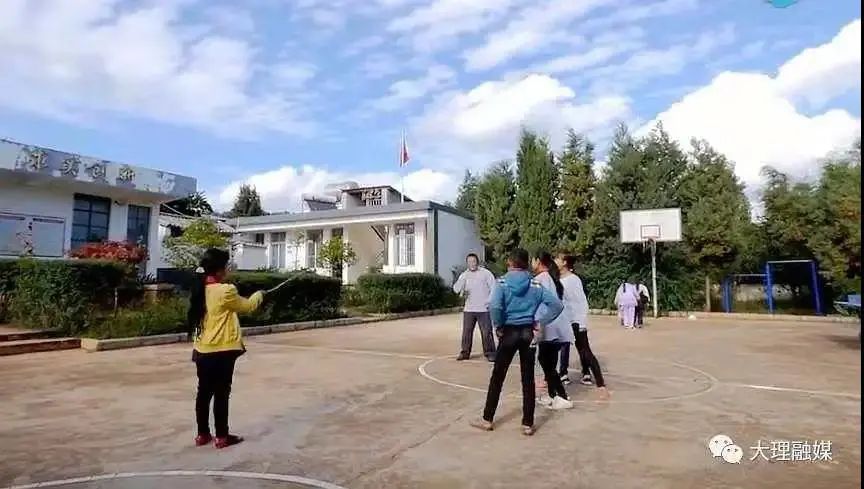 李伟和学生们的课外活动(旧照)