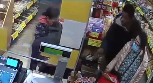 唐人街一家商店遭抢劫(视频截图)
