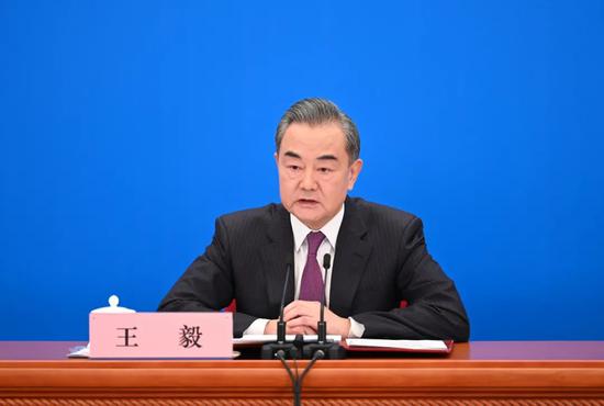 3月7日王毅答中外记者问。图源:新华社