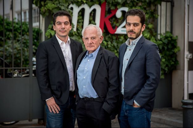 MK2 电影集团创始人Martin Karmitz(中)与儿子Nathanaël(左)、Elisha (右),Vincent Capman / Paris Match 图