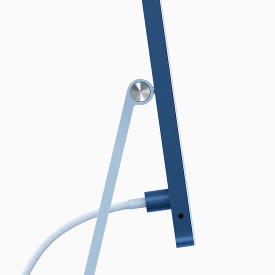 从侧面看,新 iMac 的转轴就像一颗拉丝金属的小按钮|Apple