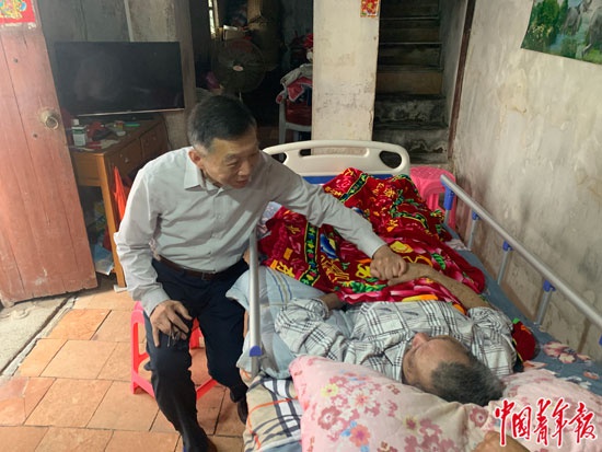&nbsp;&nbsp;&nbsp;&nbsp;研究员李大川看望方荣山的后代。中青报·中青网记者&nbsp;杨杰/摄