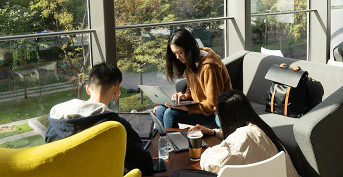 上海具有大学文化程度的人达842万，比十年前增67.1%