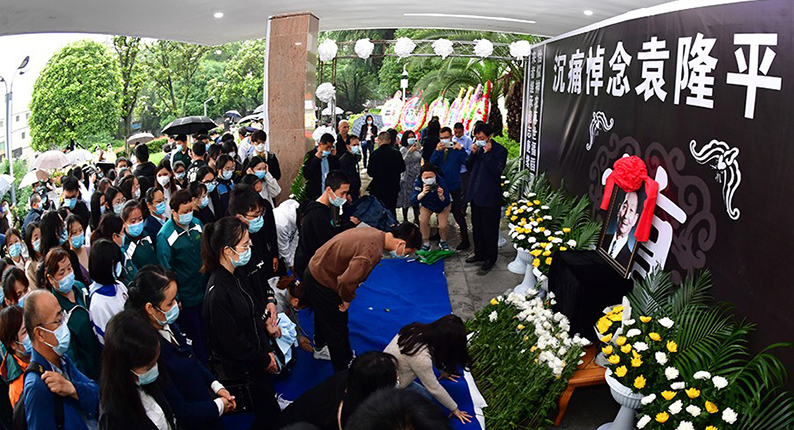 大批群众前往明阳山殡仪馆排长队悼念袁隆平，厅前已成花海