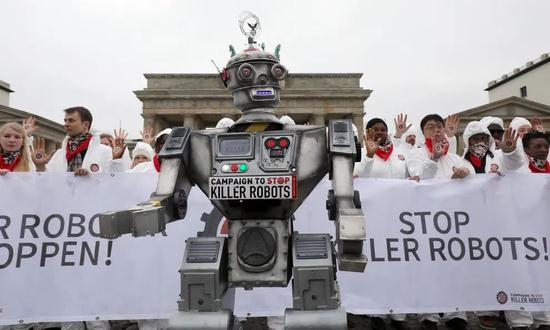 人们在德国呼吁禁止发展可自主杀人的机器人。 图源:independent.co.uk