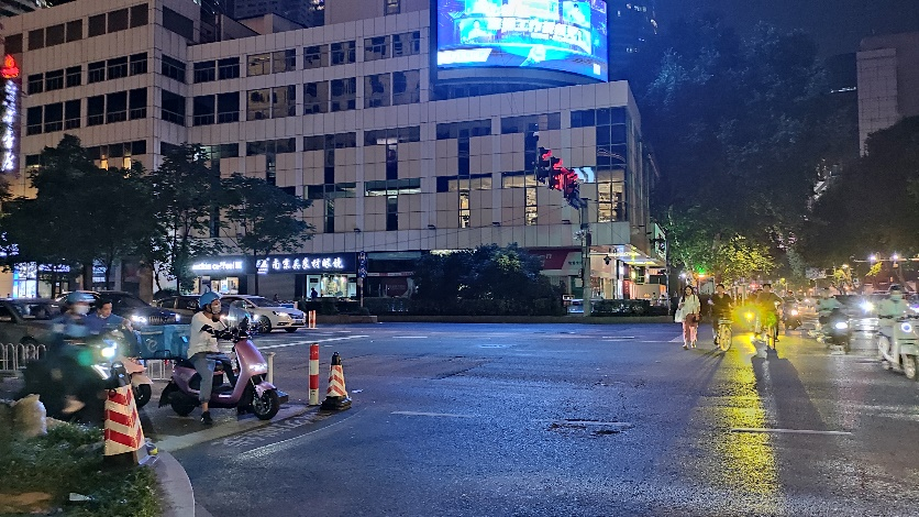 洪武路和中山东路交叉口, “胖哥”在此与行凶者搏斗并被刺伤