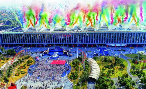 &nbsp;2019 湖南(醴陵)国际陶瓷产业博览会开幕现场。 谭浩瀚 摄