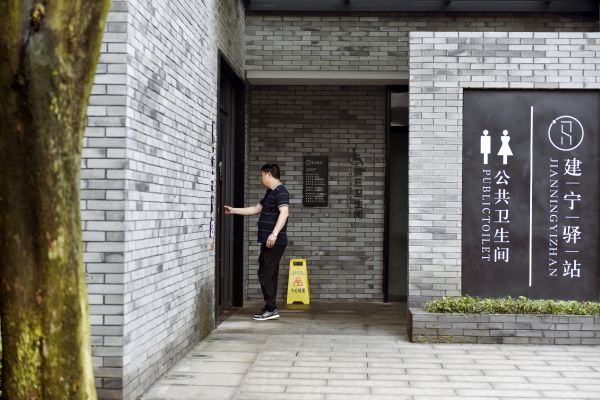 建设路“建宁驿站”，清早就有居民前往。&nbsp; 刘震 摄