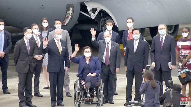 台外事部门负责人吴钊燮亲赴机场迎接 图源:中时新闻网