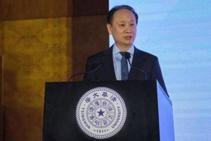 59岁的湖南新首富，妻子年轻貌美，他还打造了一平米40万的豪宅