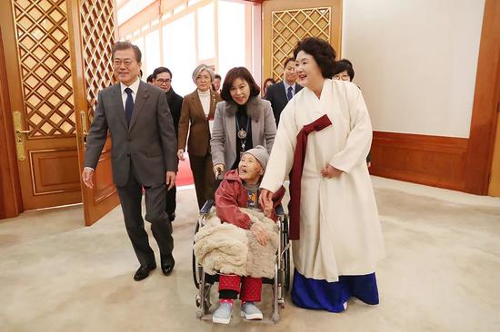 毕竟,要是韩国在G7峰会时不时地提一下“慰安妇”、强征劳工,日本恐怕得恼羞成怒。 图源:nytimes