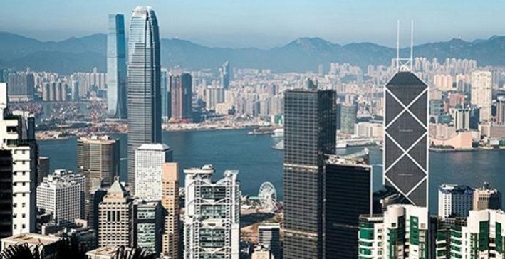 香港特区行政长官会同行政会议决定香港公务员连续第二年冻薪