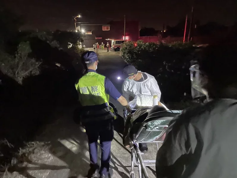 老人离家近30小时,终于在山区果园被发现,警方赶到协助将老人送医。图自“联合新闻网”