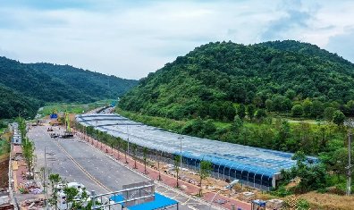 长沙三环线梅溪湖隧道噪音整治提前完成全封闭声屏障施工