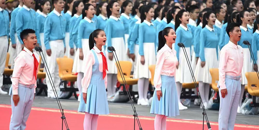 天安门前，中国传媒大学师生向党致敬!