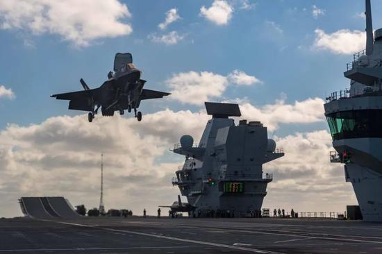 2018年,英国F-35战机在美国完成密集试验后返回,登上“伊丽莎白女王”号航空母舰。