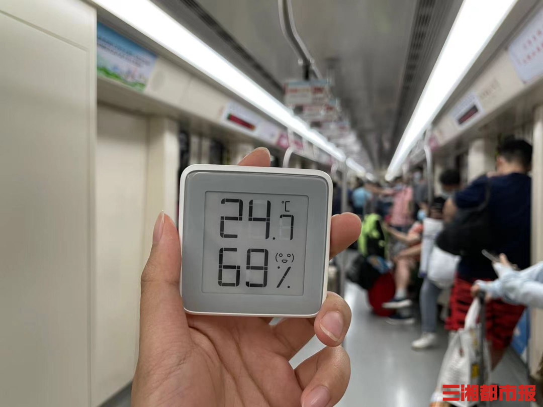 (7月20日长沙地铁2号线强冷车厢内温度。记者 周可 实习生 马祎璠 陈诺 摄)