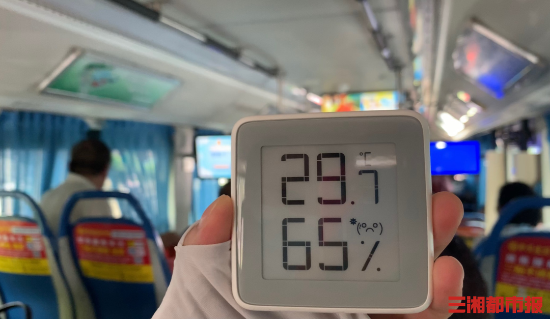 (7月20日长沙公交车内温度。记者 周可 实习生 马祎璠 陈诺 摄)