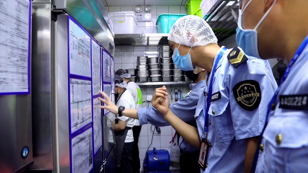 执法人员现场检查“网红”饮品店。(央广网发 通讯员区海鹏供图)