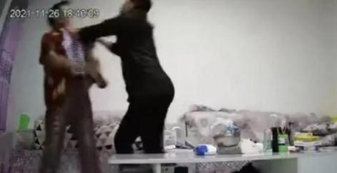 佳木斯女公务员殴打七旬母亲，中纪委网站发声