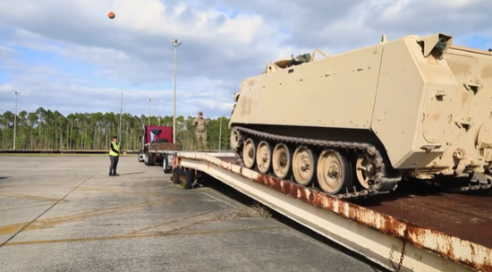 美军将M113式装甲运兵车运上拖车(美国防部推特)