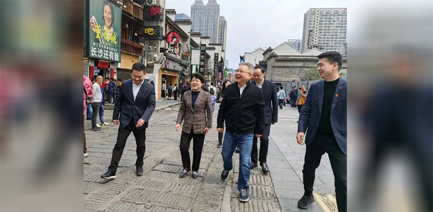 穿牛仔裤的省委书记