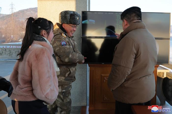 12月18日,金正恩携女儿出现在“火星炮-18”新型洲际弹道导弹发射训练现场。图/朝中社