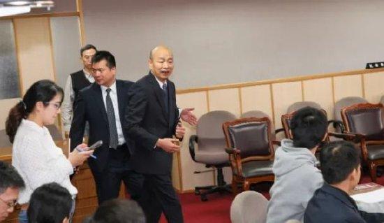 韩国瑜2月19日主持党团协商。图源:台湾风传媒