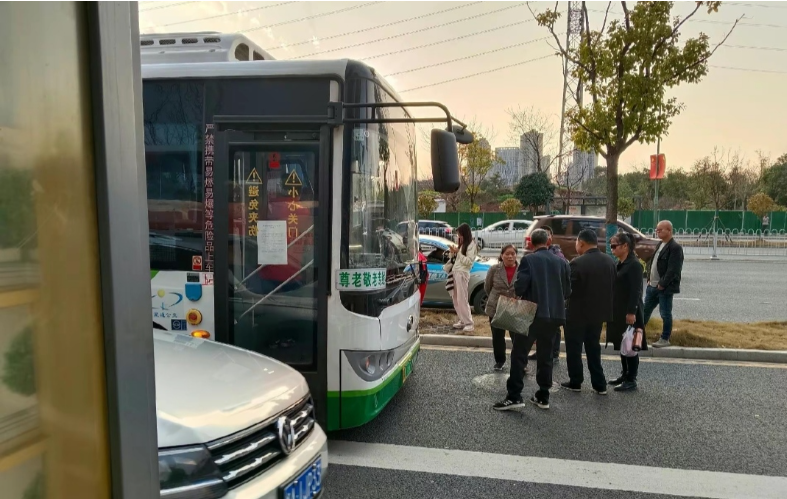 长沙一公交车不允许站立乘车引争议，回应：为了安全