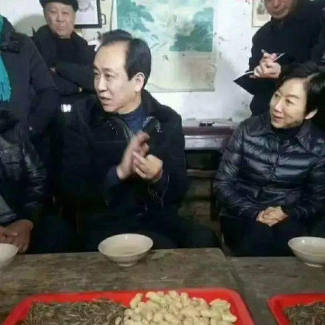 许家印与妻子丁玉梅(前排右一)图片来源:环球人物