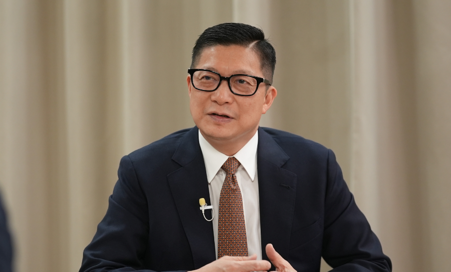 香港保安局局长邓炳强点名批卡梅伦